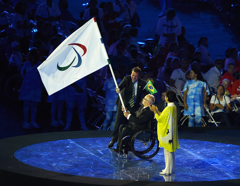 國際殘奧委會主席克雷文（中）在交接儀式上揮舞殘奧會會旗。新華社記者陳鐸攝