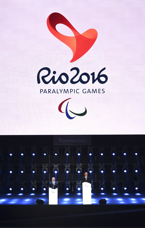 裡約奧組委主席努茲曼（右）在閉幕式上致辭。新華社記者夏一方攝