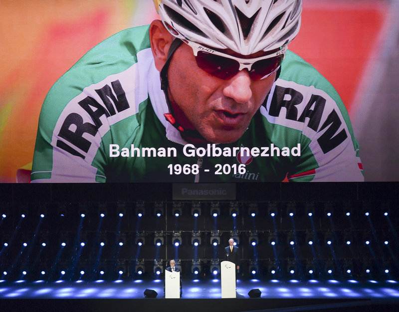 國際殘奧委會主席克雷文（左）在閉幕式上致辭，悼念9月17日意外身亡的伊朗運動員巴赫曼·哥巴內扎德。新華社記者夏一方攝