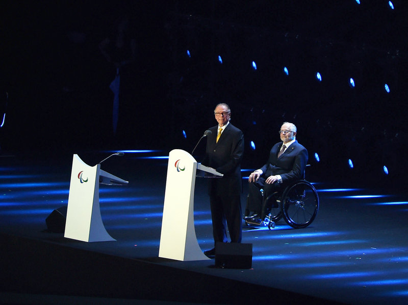 裡約奧組委主席努茲曼（左）在閉幕式上致辭。新華社記者陳鐸攝