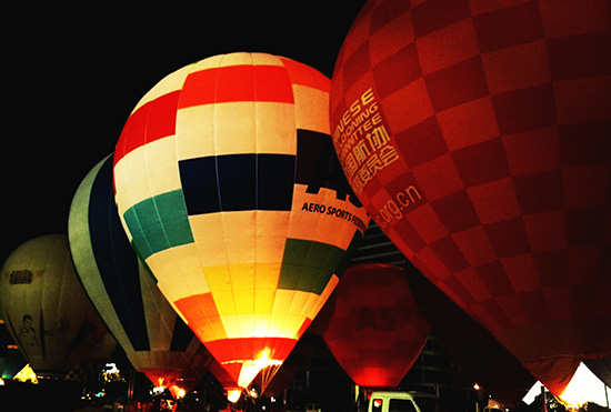 夜色下的熱氣球展演。人民網記者 王霞光攝