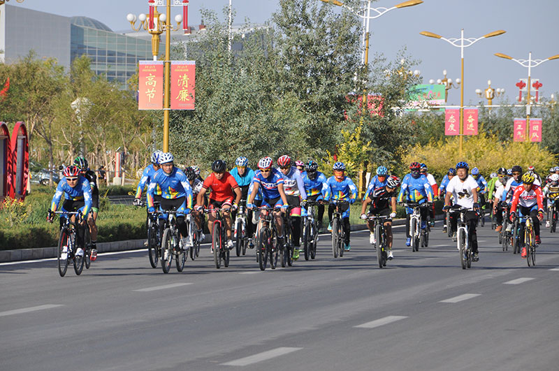 額濟納環胡楊林國際自行車邀請賽開賽
