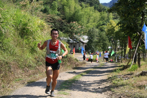 選手在山路上奔跑