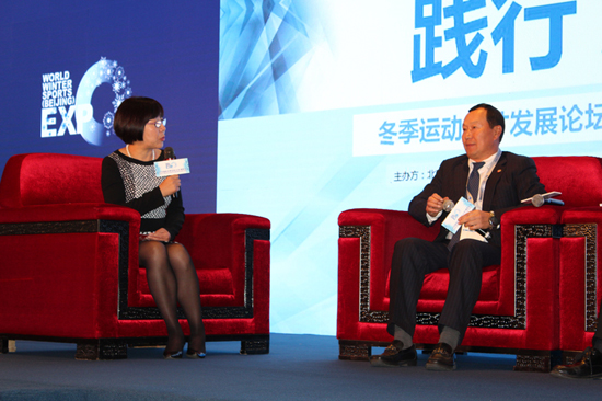 人民網副總裁唐維紅（左）主持“冬季運動人才發展論壇”
