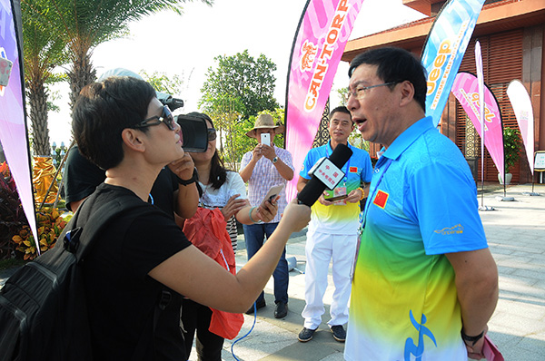 中國登山協會主席李致新（右）接受採訪。