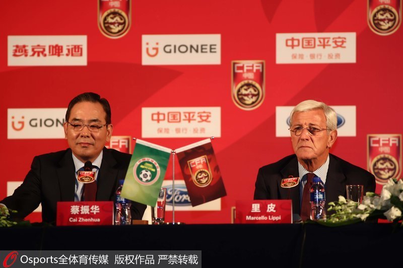 中國足協主席蔡振虎（左）和裡皮共同出席見面會