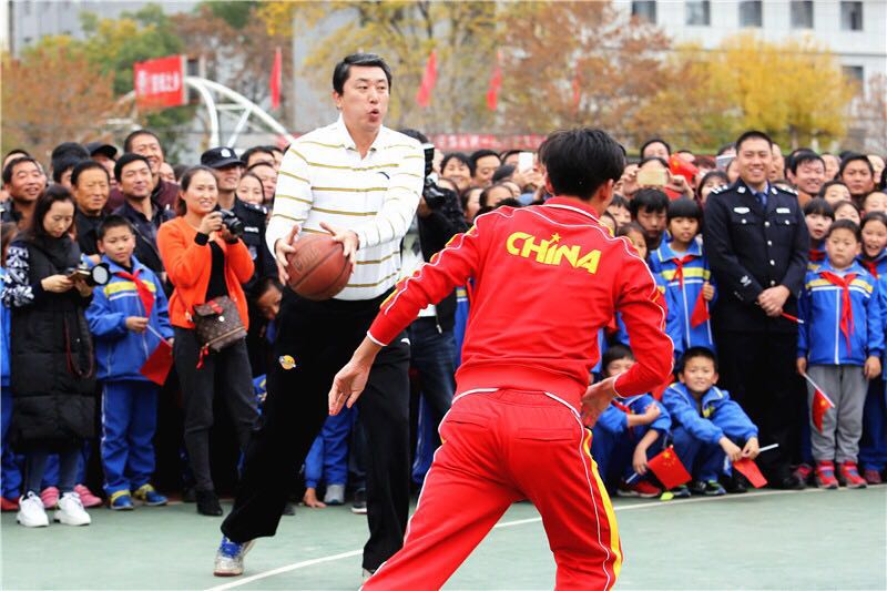 23屆奧運會中國旗手，中國男籃國手與延安籃球愛好者進行三對三交流比賽。