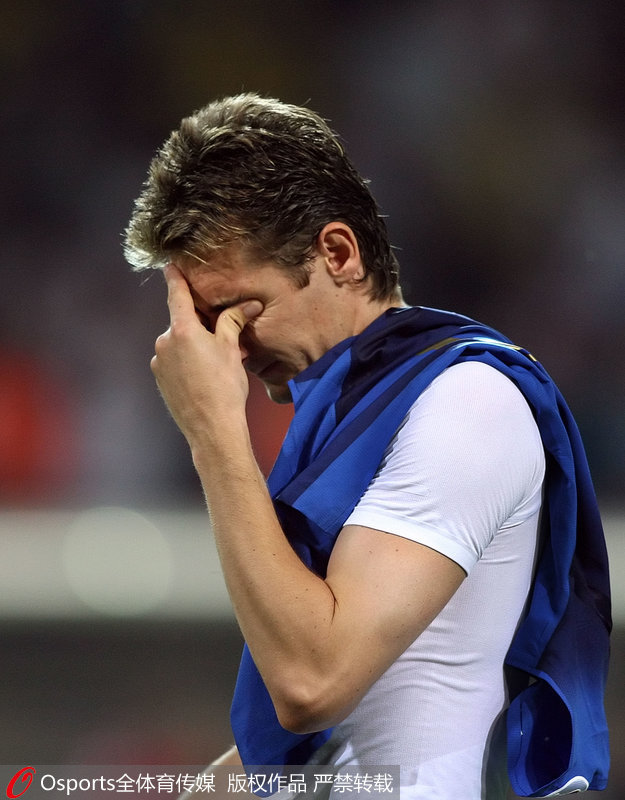 2006年世界杯半決賽，德國不敵意大利，克洛澤賽后擦拭眼淚