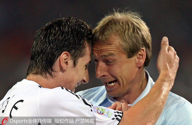 2006年世界杯，德國晉級16強，克洛澤與主教練克林斯曼慶祝