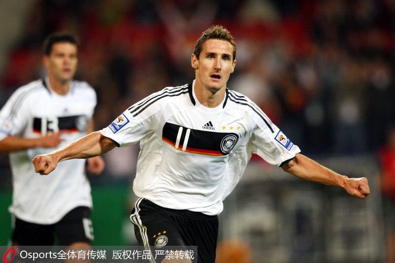 2010年世界杯預選賽，德國4-0大勝阿塞拜疆，克洛澤慶祝進球