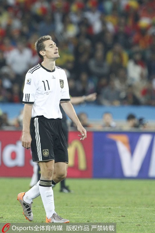 2010年南非世界杯半決賽，德國0-1不敵西班牙，克洛澤遺憾退場