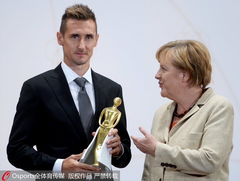 2014年，德國總理默克爾為克洛澤頒發“金維多利亞獎”