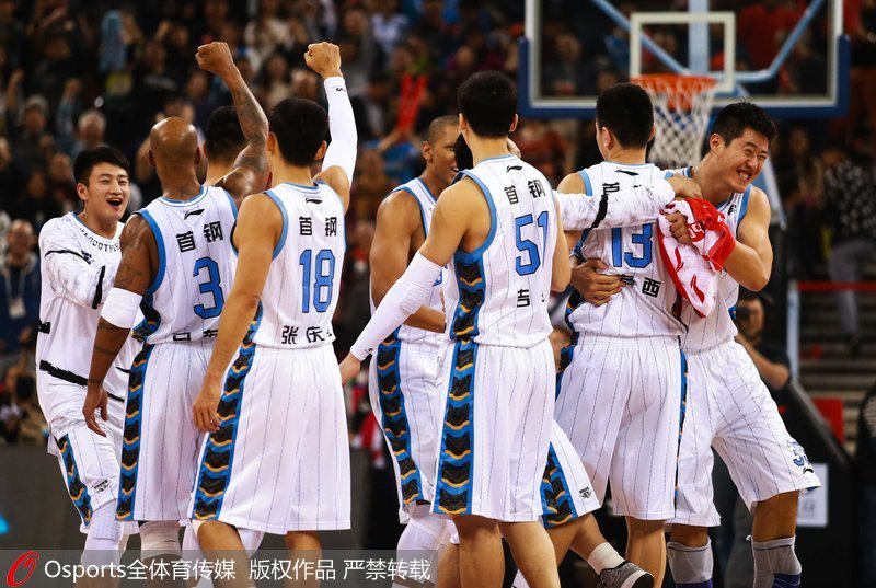 北京隊慶祝賽季首勝。