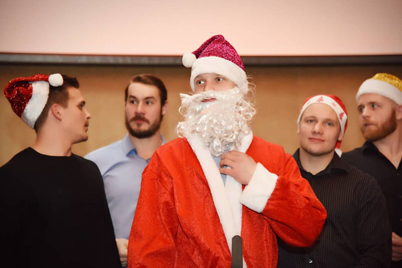 芬蘭籍球員們高唱聖誕歌曲，門將卡魯寧扮演聖誕老人。