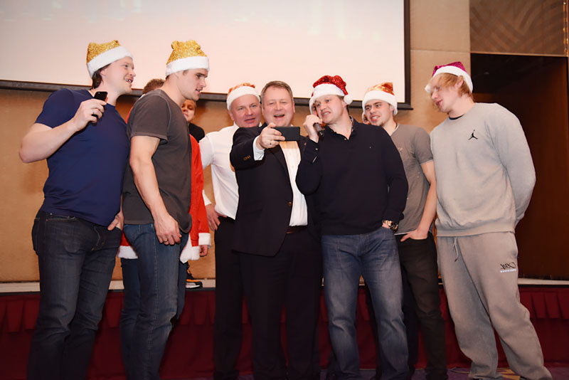 俄羅斯籍教練員與球員們高唱俄語版聖誕祝福歌曲