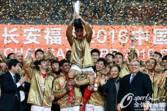 2016年2月27日，2016年中國足協超級杯，廣州恆大2：0勝江蘇蘇寧捧杯。