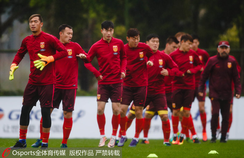 中国杯三四名决赛即将打响 国足备战训练 里皮现身督战