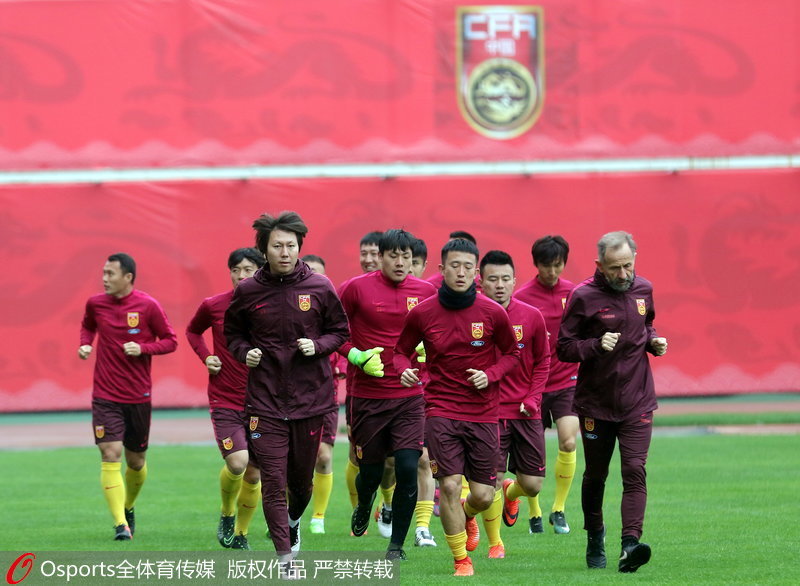 國足助理教練李鐵、隊員姜至鵬、體能教練高迪諾慢跑