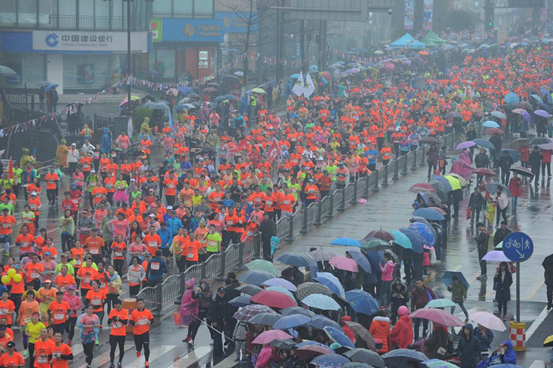 萬人奔跑在都江堰古城（圖片來源：成馬組委會）
