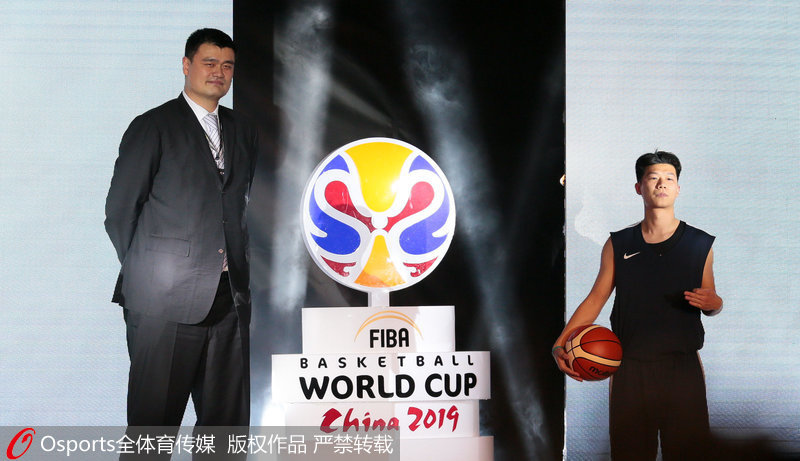 中國籃球協會主席、2019年籃球世界杯形象大使姚明和上海業余籃球運動員代表張亦馳共同揭曉會徽。