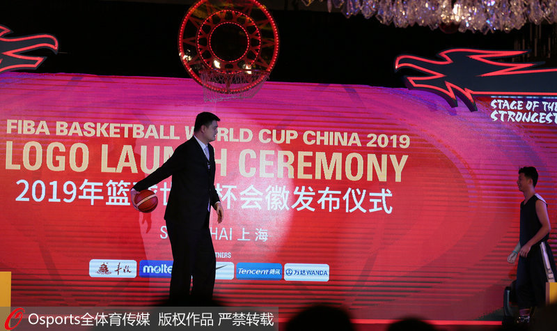 2019年籃球世界杯形象大使姚明和上海業余籃球運動員代表張亦馳進行互動。