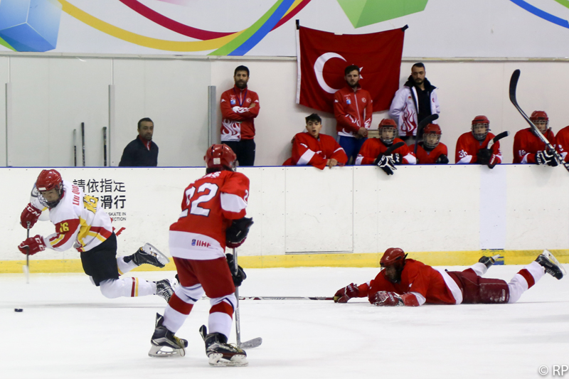 U18男子冰球世青赛 中国队五战全胜夺冠顺利