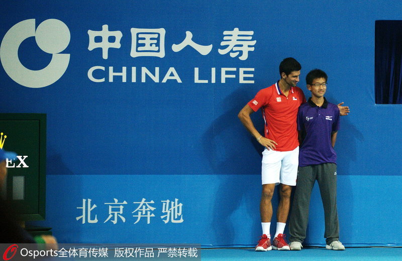 2013年中國網球公開賽表演賽，德約科維奇場邊“惡搞”球童