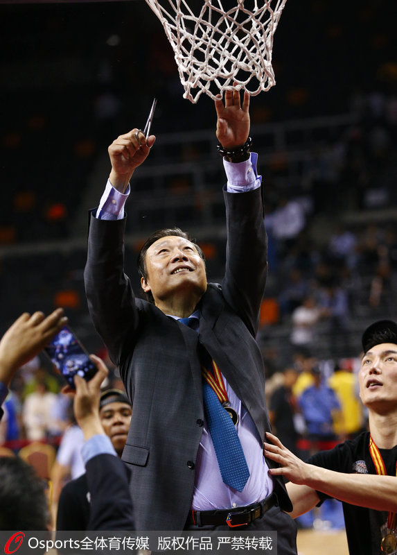 新疆廣匯主教練李秋平剪籃網慶祝奪冠