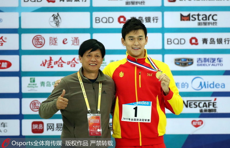 孫楊（右）與國家體育總局游泳運動管理中心主任劉大慶