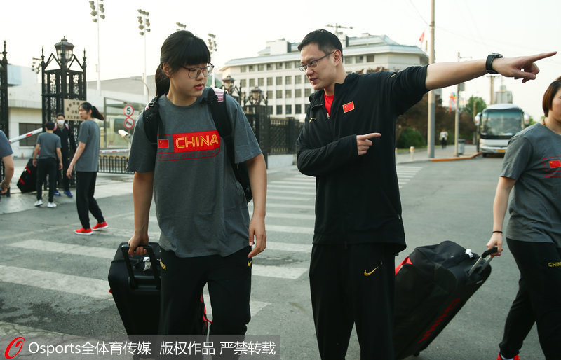 中国女篮出征中塞对抗赛 李梦T恤个性贴字