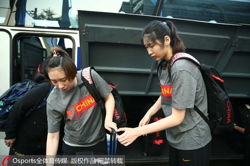 中国女篮出征中塞对抗赛 李梦T恤个性贴字