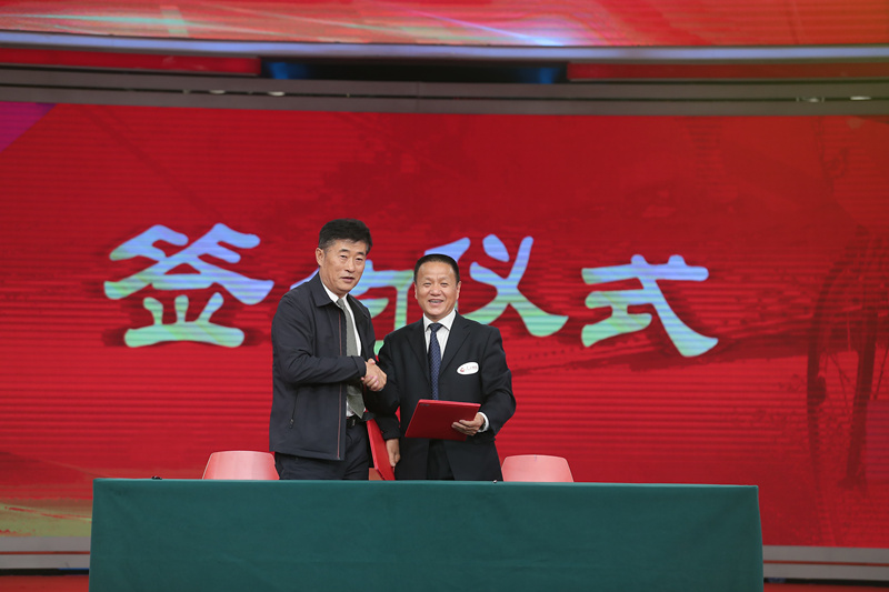 北京市體育總會秘書長王品熙（右）與北京健儂體育有限責任公司董事長王玉明簽訂戰略合作協議