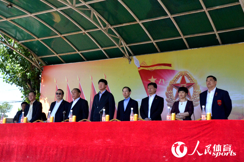 國家體育總局副局長高志丹(右五)等嘉賓觀看隊伍匯報演出 胡雪蓉攝