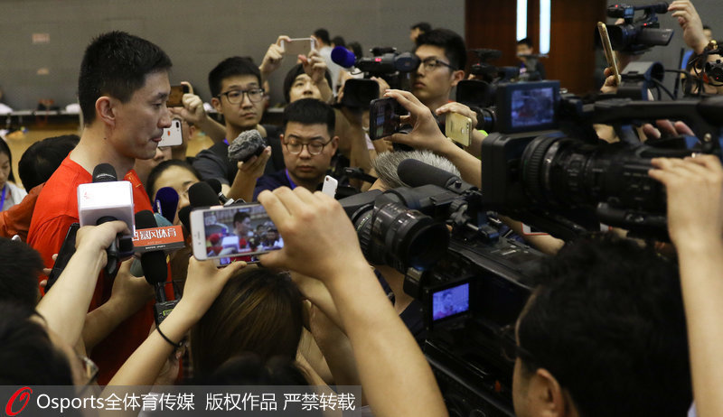 中國男籃藍隊主教練杜鋒接受媒體採訪