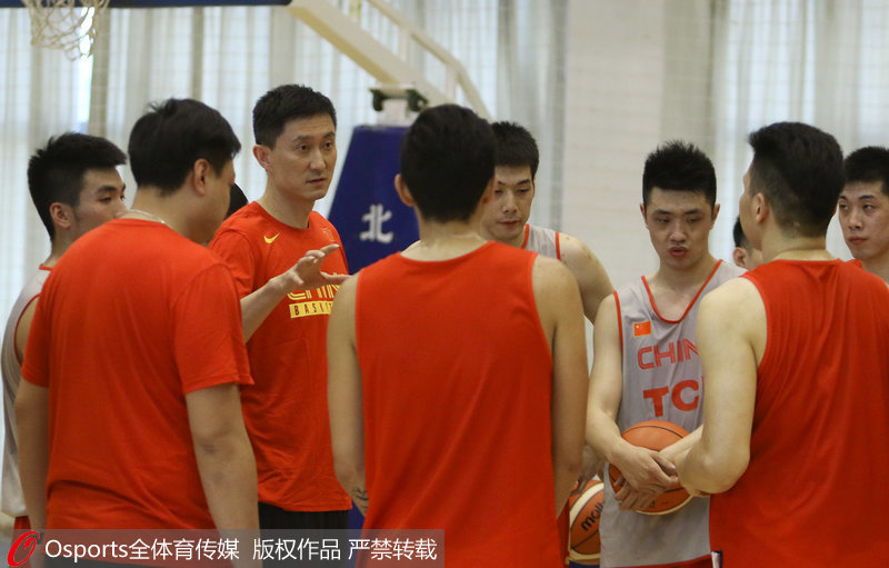 中國男籃藍隊主教練杜鋒為全隊訓話