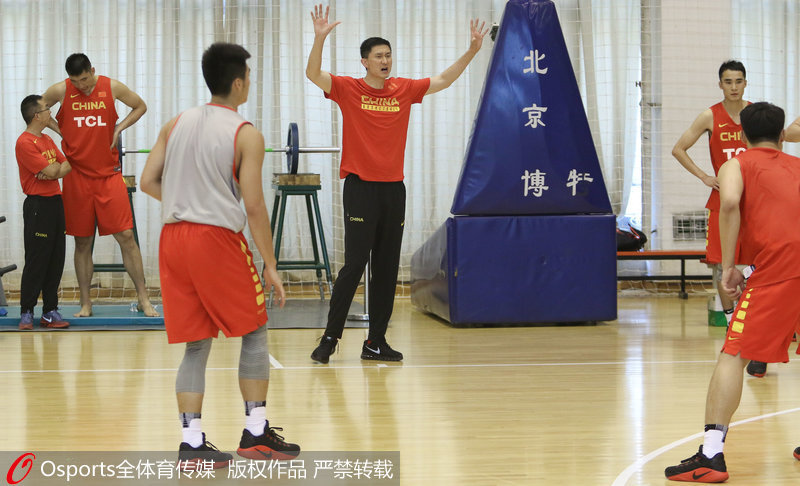 中國男籃藍隊主教練杜鋒指導訓練