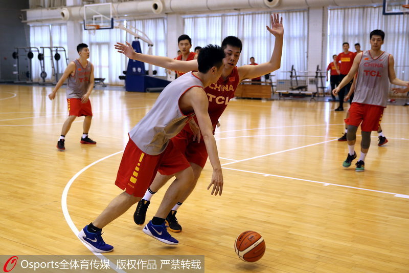 中國男籃藍隊隊員進行分組對抗訓練