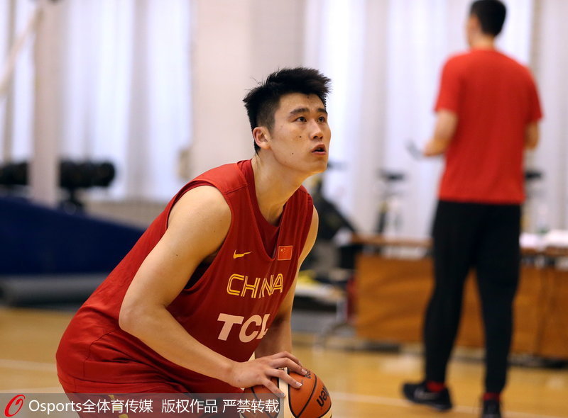 中國男籃藍隊隊員賈誠練習罰球