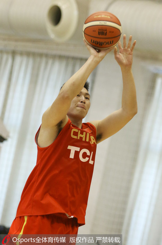 中國男籃藍隊隊員李根進行投籃訓練