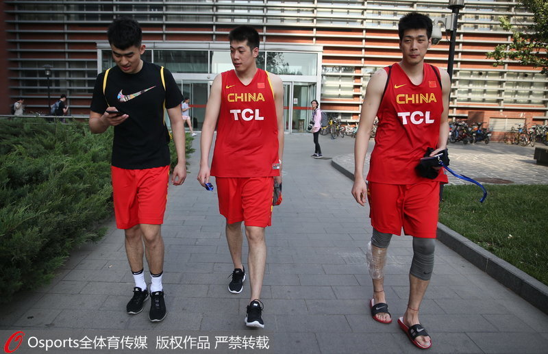 中國男籃藍隊隊員高尚、任駿飛、任駿威走出訓練館
