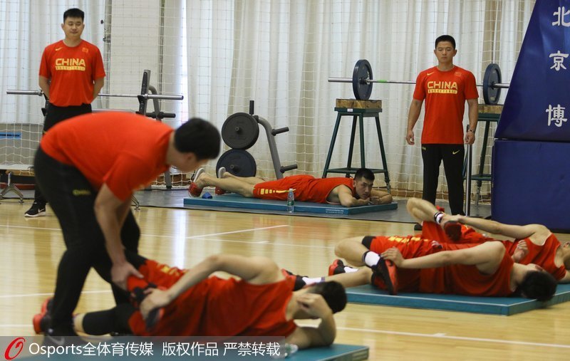 中國男籃藍隊隊員陶漢林在場邊獨自做拉伸