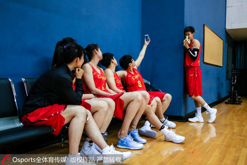 中國國奧女籃金佳寶自拍、齊思特吃香蕉搞怪搶鏡！