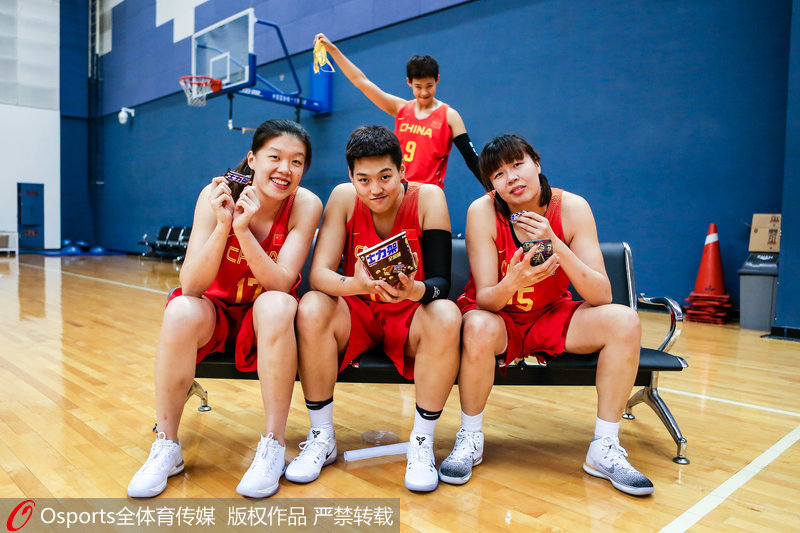 中國國奧女籃於東、楊衡瑜、劉美彤。。但為什麼搶鏡成功的總是齊思特？