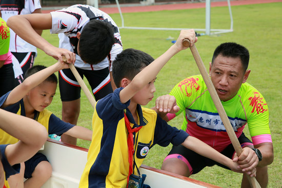 龙舟重回惠州校园:孩子体验龙舟拔河感受团结