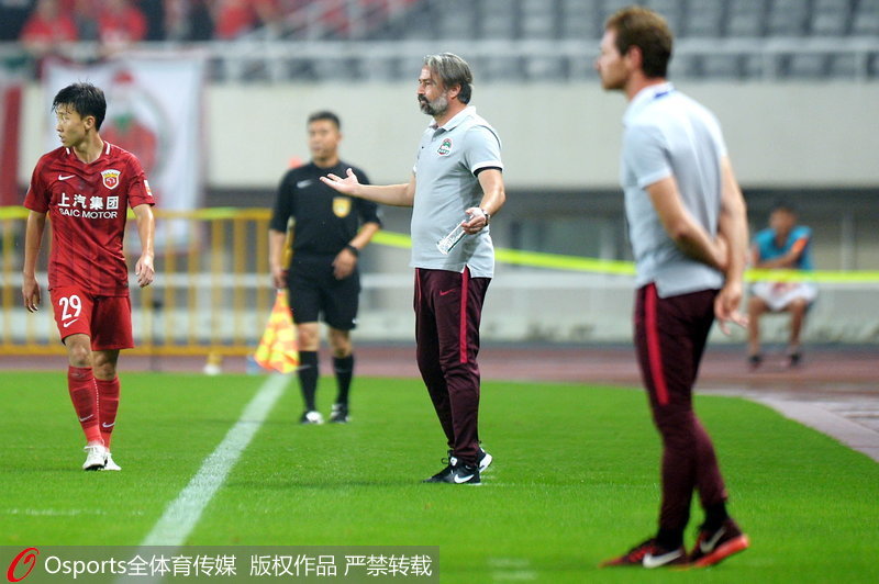 河南建業隊主教練亞森、上海上港隊主教練博阿斯在場下指揮