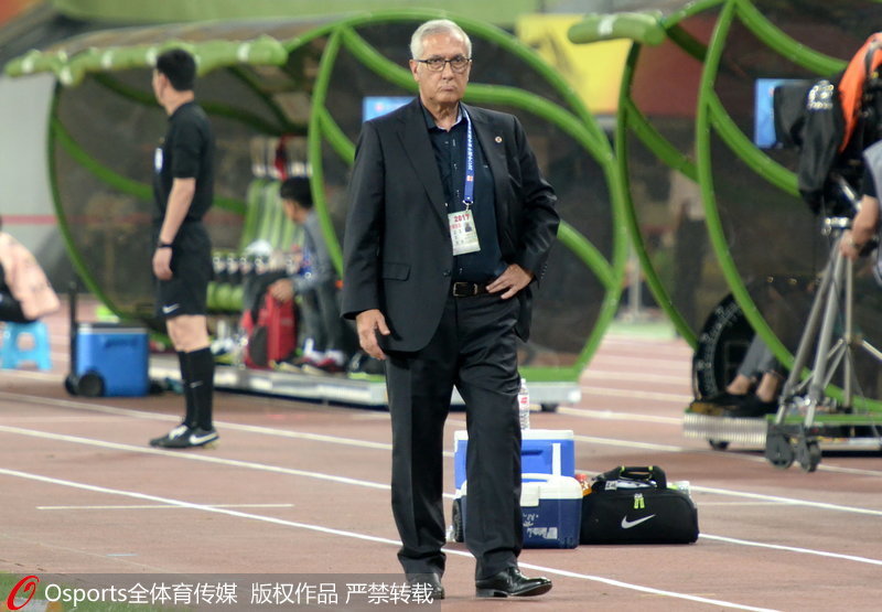 輸球后，貴州恆豐主教練曼薩諾表情非常嚴肅