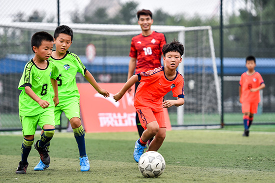 国足队长郑智亮相媒体足球赛 为小球员传授足