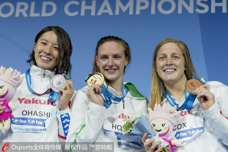 女子200米混合泳決賽 冠亞季軍合影