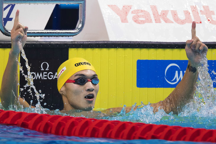 100仰徐嘉余52秒44摘金 中國男仰首獲世界冠軍 
北京時間7月26日凌晨，2017國際泳聯世界游泳錦標賽在布達佩斯繼續進行，在男子100米仰泳決賽中，徐嘉余以52秒44的成績摘得金牌，成為首位中國男子仰泳世界冠軍。 