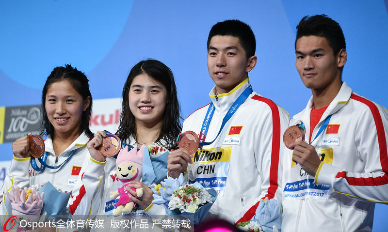 取得銅牌的中國接力隊合影，從左至右：朱夢惠、張雨霏、閆子貝、徐嘉余